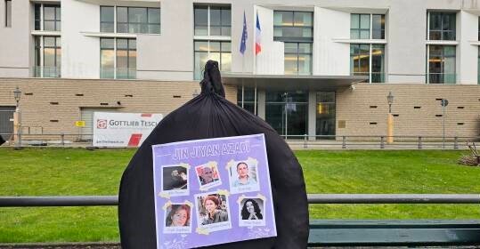 Zwarte krans gelegd voor de Franse ambassade in Berlijn