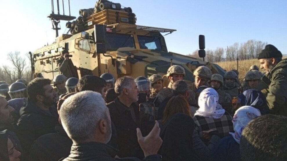 Traangas en waterkanon bij de begrafenis van Mîr Perwer