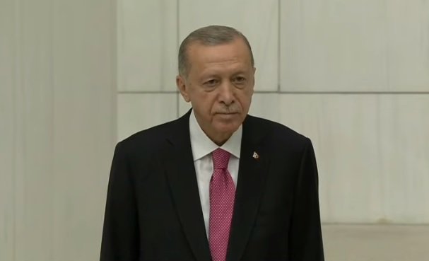 Erdoğan ingezworen voor derde ambtstermijn