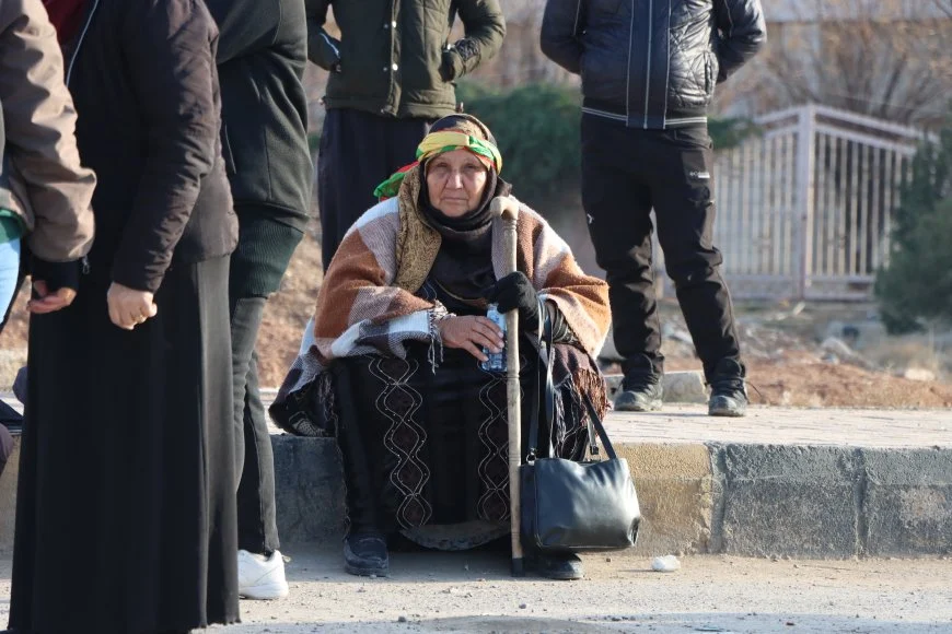 Tweede konvooi uit steden van kanton Jazera op weg naar Tishrin Dam