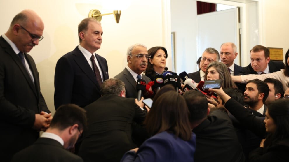 Imrali-delegatie ontmoet AKP in het parlement: Dialoog heeft juridische basis nodig