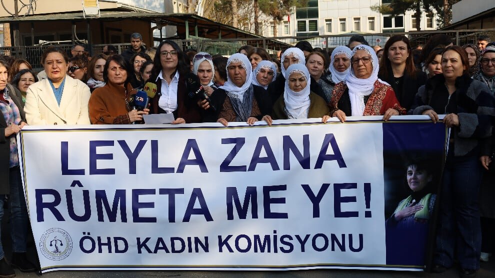 Na racistische supportersliederen tegen Leyla Zana: juristen dienen aangifte in