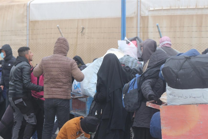 Laatste groep Iraakse vluchtelingen voor 2025 vertrekt uit kamp al-Hol