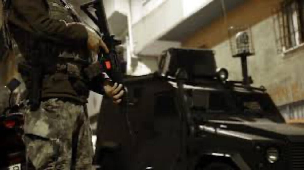 Tien burgers, waaronder twee minderjarigen, aangehouden in Adana en Mersin wegens protest tegen aanvallen op Noordoost-Syrië