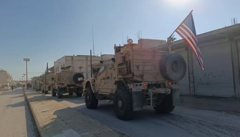 Konvooi internationale coalitie onder begeleiding van SDF arriveert in Maskanah en trekt verder naar Deir Hafer