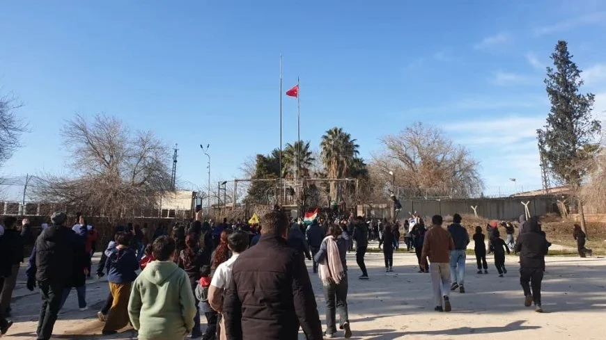 Turkse bezettingssoldaten verhinderen inwoners van Nusaybin om Qamishlo binnen te gaan en schieten met scherp: 4 gewonden