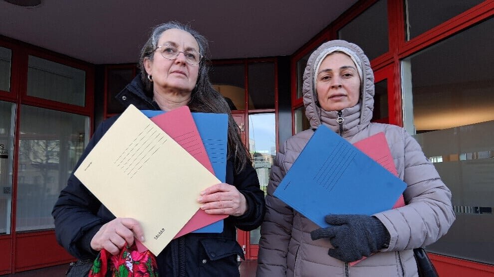 Vrouwen in Hamburg en Düsseldorf dienen dossiers over Rojava in bij parlementsleden en media