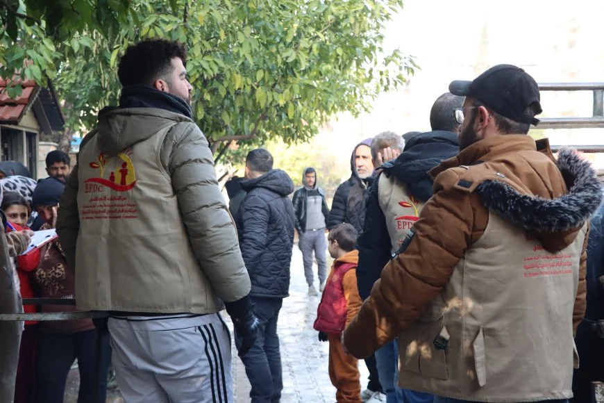 Qamishlo vangt 5000 ontheemde gezinnen op en roept op tot dringende humanitaire hulp