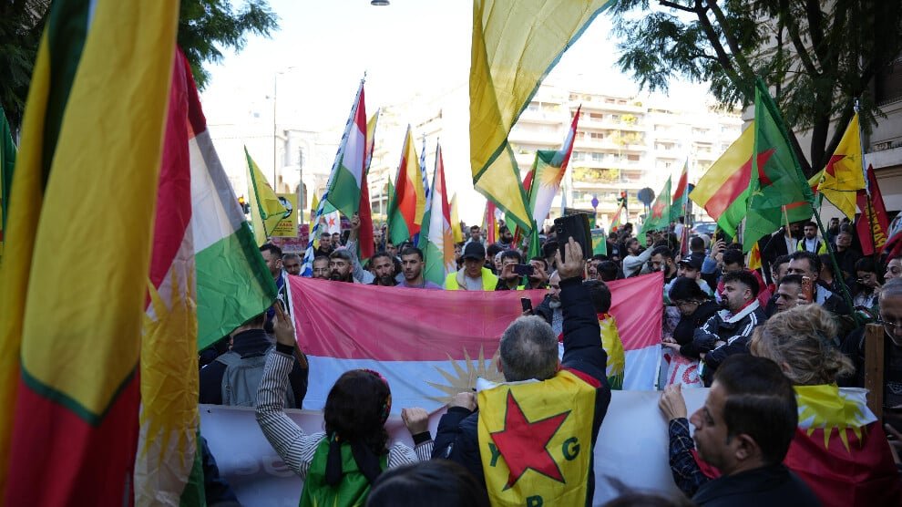 Grote demonstratie in Athene tegen de aanvallen op Rojava