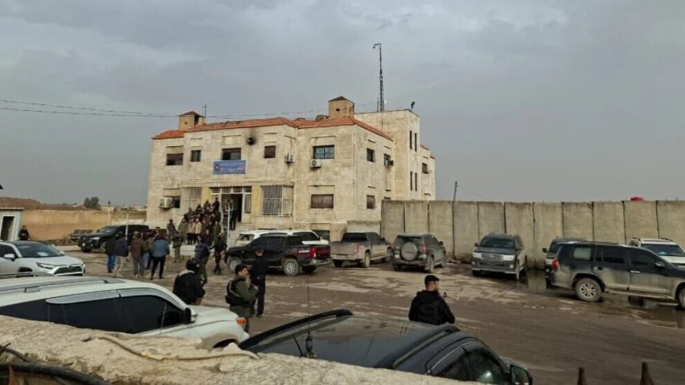 Delegatie van het Syrische ministerie van Binnenlandse Zaken in Hesekê voor vergadering met de interne veiligheidsdiensten