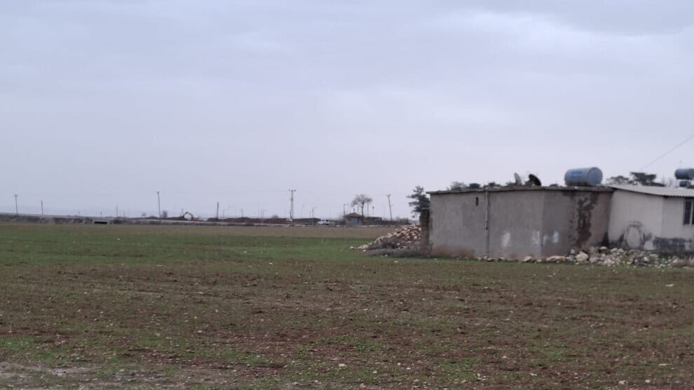 Turkse soldaten graven loopgraven langs de grens met Kobanê, dat al 18 dagen belegerd wordt