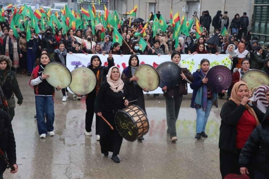 Vrouwen in Kobanê demonstreren voor verworvenheden van de revolutie