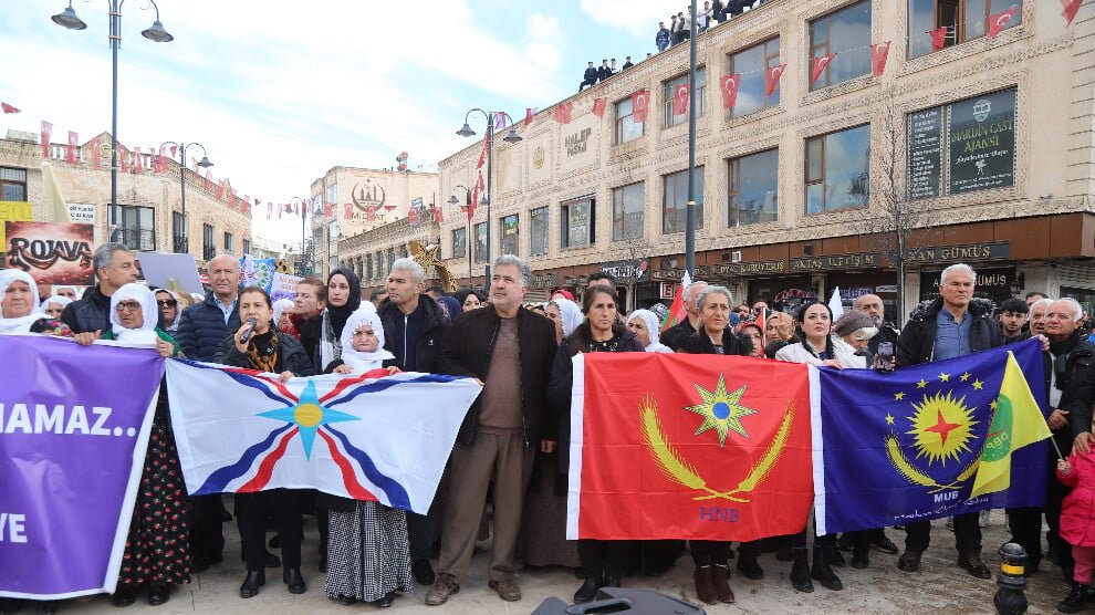 Koerden, Arabieren en Suryoye demonstreren voor Rojava