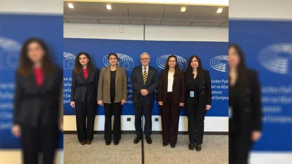 Ilham Ehmed en Rohilat Efrîn zetten diplomatieke gesprekken voort in het Europees Parlement