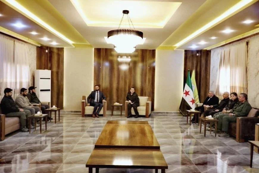 Mazloum Abdi ontvangt officiële delegatie van Syrische interim-regering