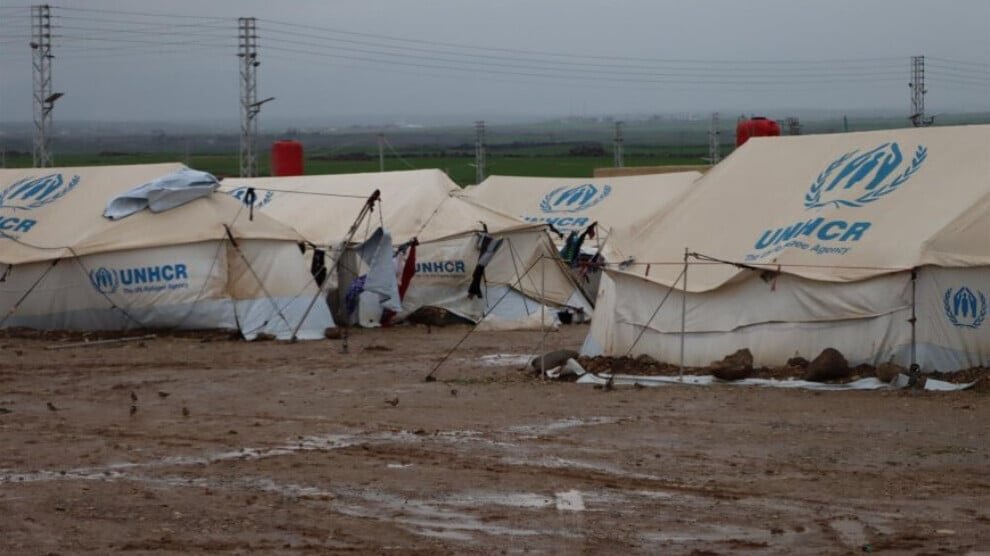 Zware regenval veroorzaakt schade aan tenten in het Newroz-kamp in Dêrik