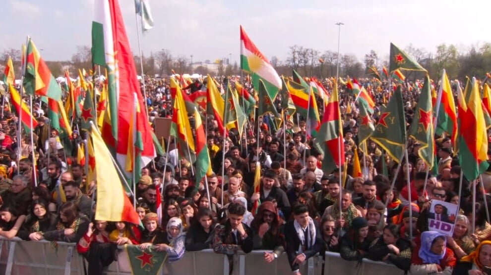 De Newroz-viering in Frankfurt gaat van start met tienduizenden bezoekers