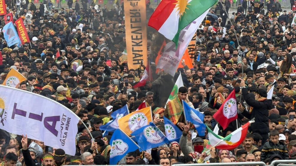 Tienduizenden vieren Newroz in Istanbul
