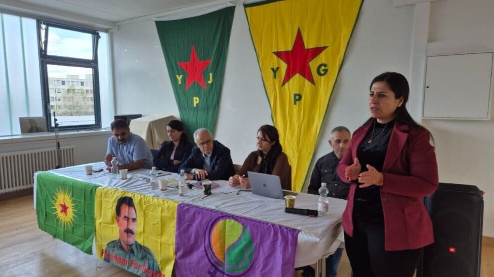 Koerden in Zwitserland bespreken de opbouw van een democratische samenleving