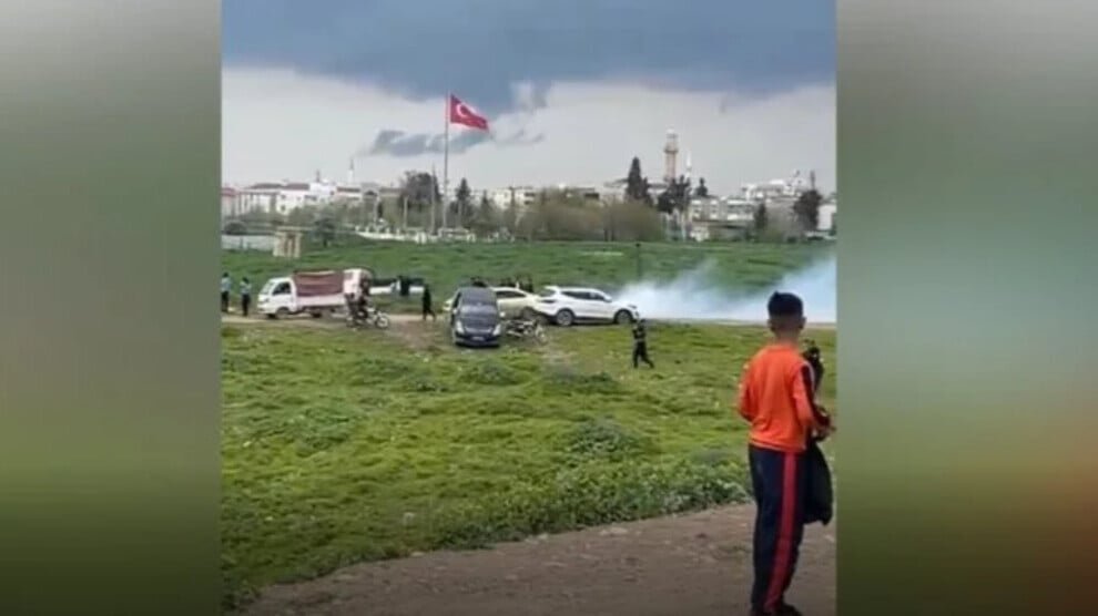 Turkse soldaten vallen mensen uit Qamishlo aan die aan het picknicken zijn