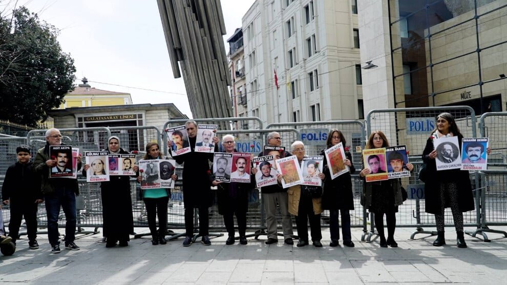 De Zaterdagmoeders eisen gerechtigheid voor Nezir Acar