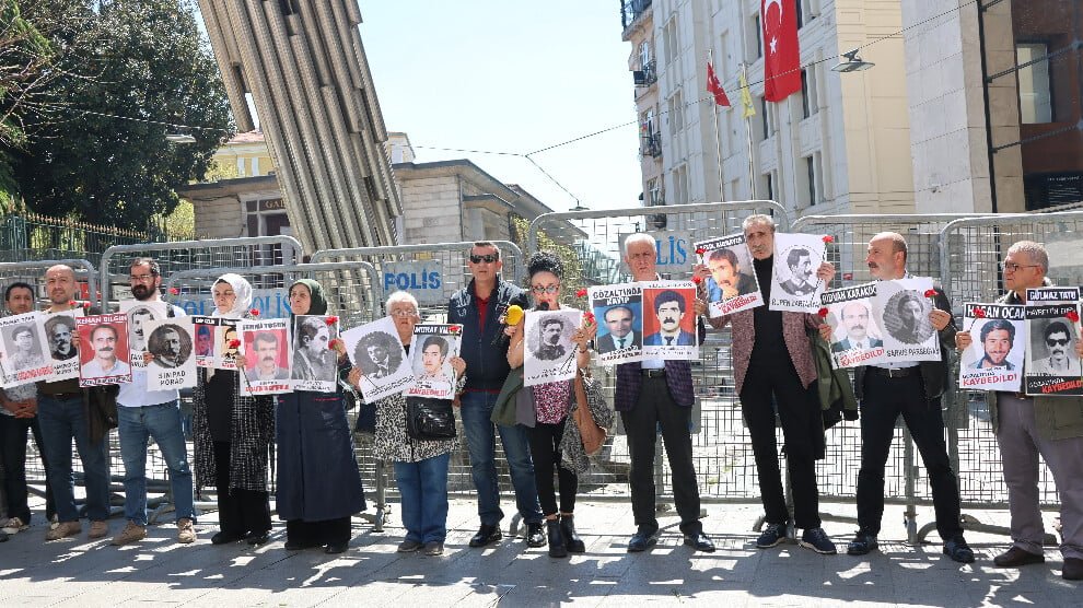 De Zaterdagmoeders herdenken Armeense intellectuelen