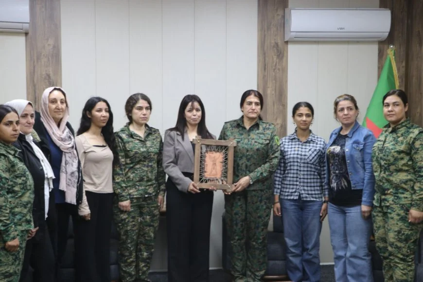 Activisten en journalisten uit het Midden-Oosten steunen de YPJ