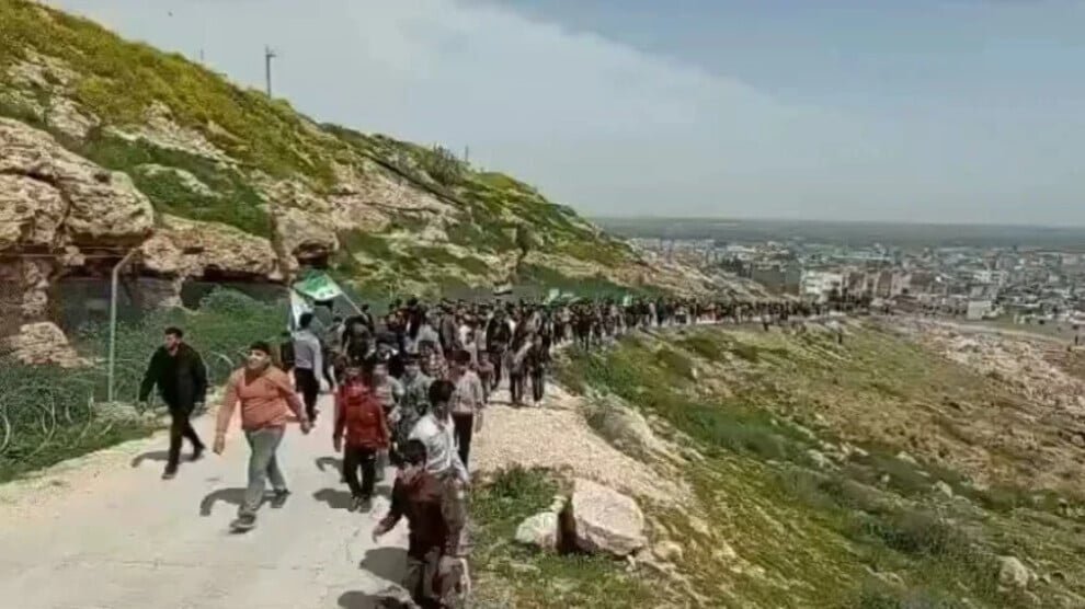 Mensen protesteren tegen de Turkse bezettingsmacht in al-Bab