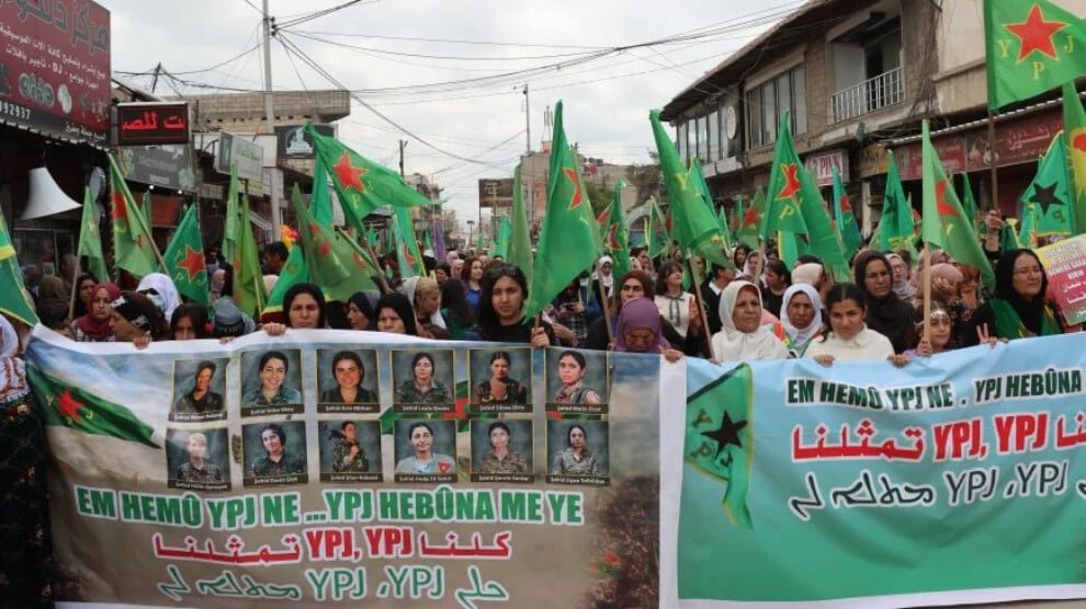 Demonstratie in Qamişlo ter ondersteuning van de YPJ