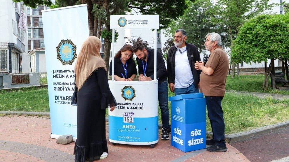 De gemeente Diyarbakır zet informatiestands op
