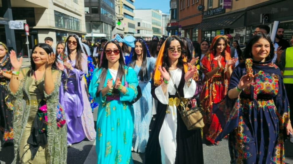 37e Mîhrîcana Govendên Kurdistanê geopend met traditionele optocht