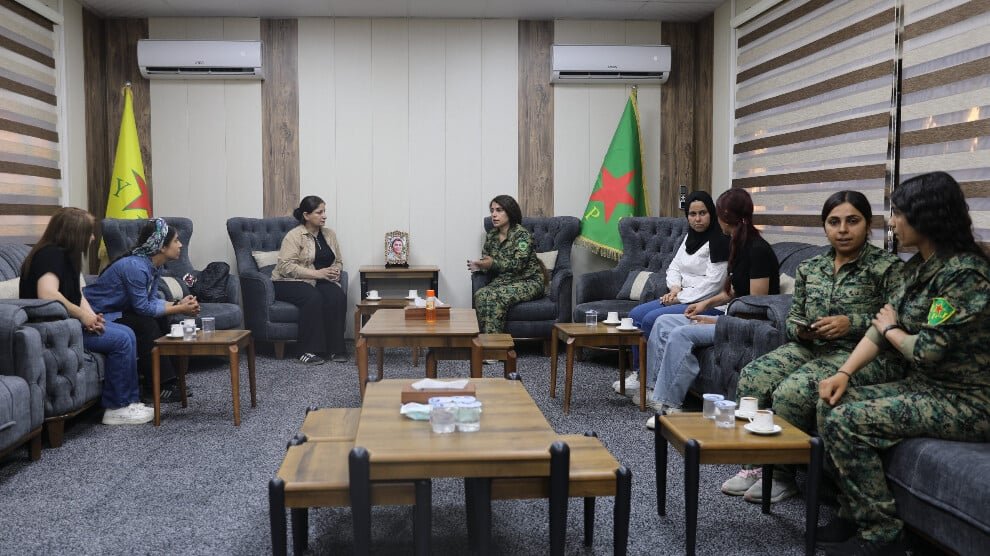 Delegatie van de Socialistische Communistische Vrouwenpartij bezoekt de YPJ