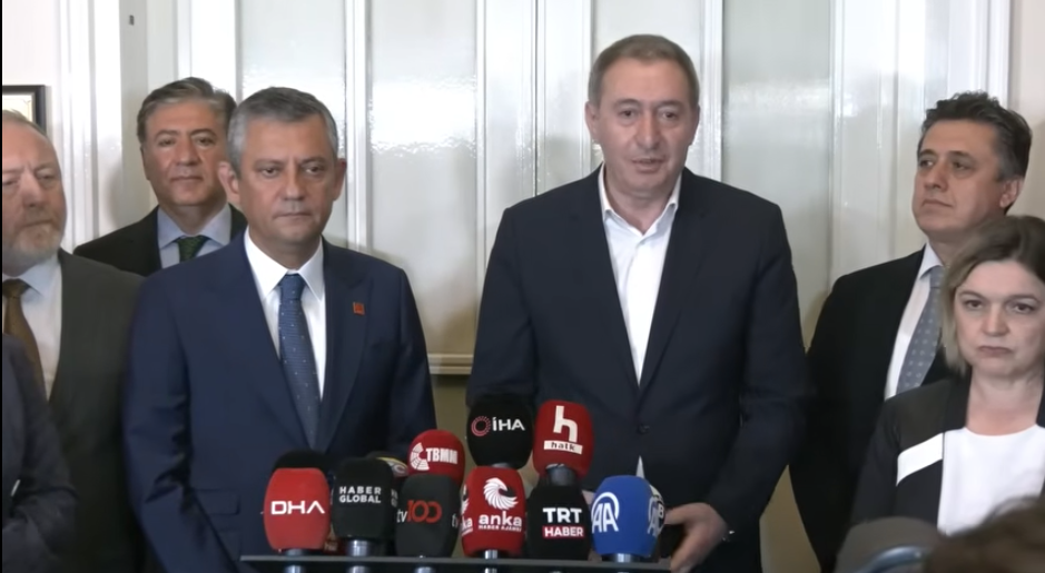 Bakırhan: Politiegeweld tegen de CHP is „een schande voor de democratie“