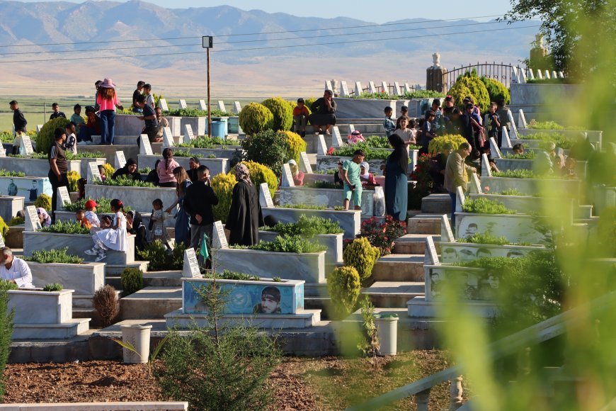 Inwoners van de steden Jazera en Kobani vieren de eerste dag van het Offerfeest met een bezoek aan graven van gesneuvelden