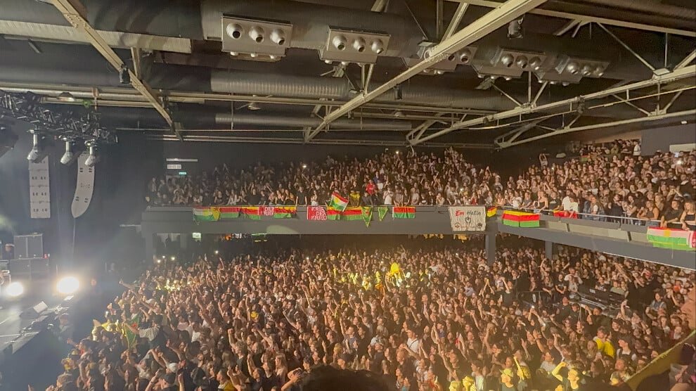 Duizenden mensen ontmoetten elkaar tijdens een solidariteitsnacht met Rojava in Berlijn