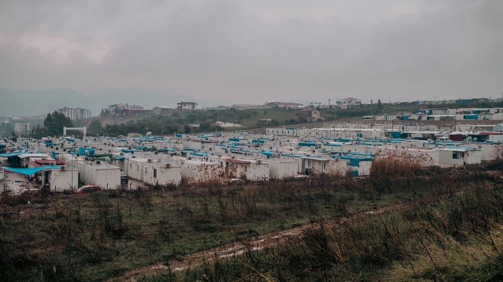 Duizenden overlevenden van de aardbeving in Hatay moeten hun containers verlaten