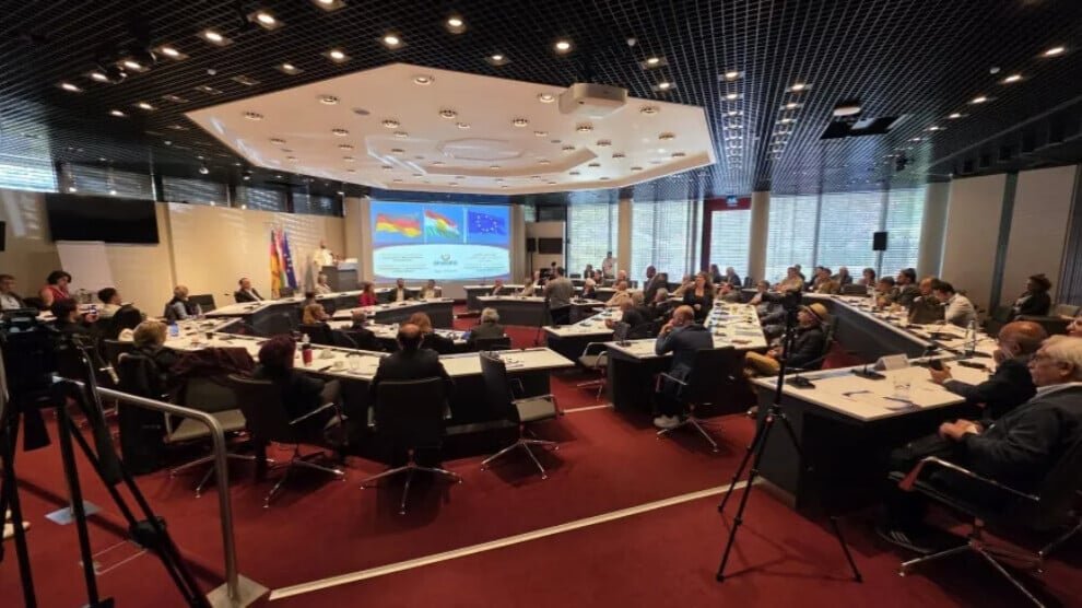 Delegatie van de Universiteit van Kobanê neemt deel aan internationale wetenschappelijke conferentie