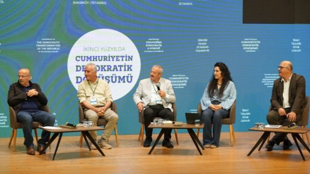 Conferentie in Istanbul: „Iedereen wint, waarom dan niet de Koerden?“