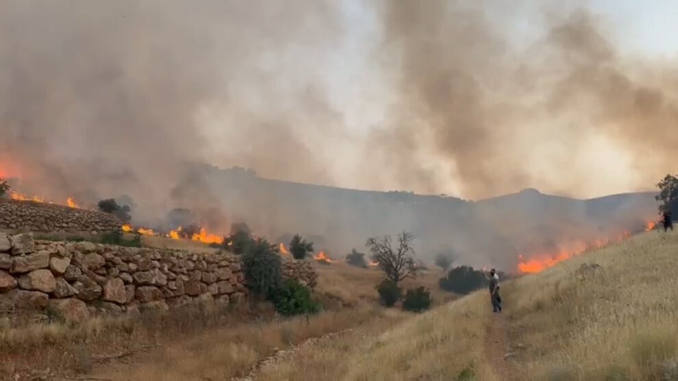 Grote brand in Xûrs breidt zich uit – Ook brand bij Çiyayê Sîte