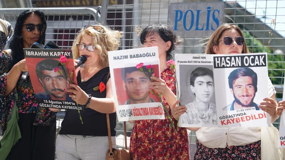 De Zaterdagmoeders herdenken Ibrahim Kartay, die sinds 1994 vermist wordt