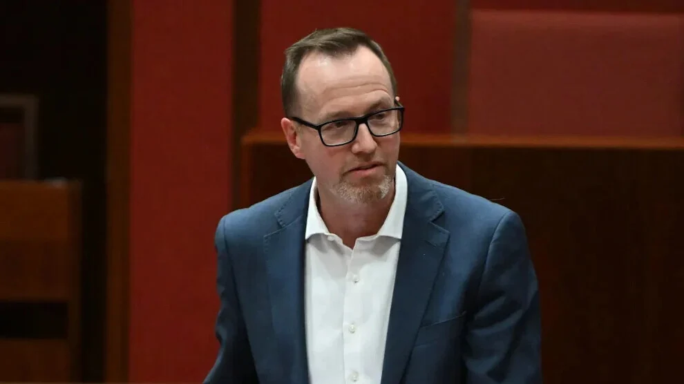 De Australische senator Shoebridge brengt de genocide in Shengal ter sprake in het federale parlement