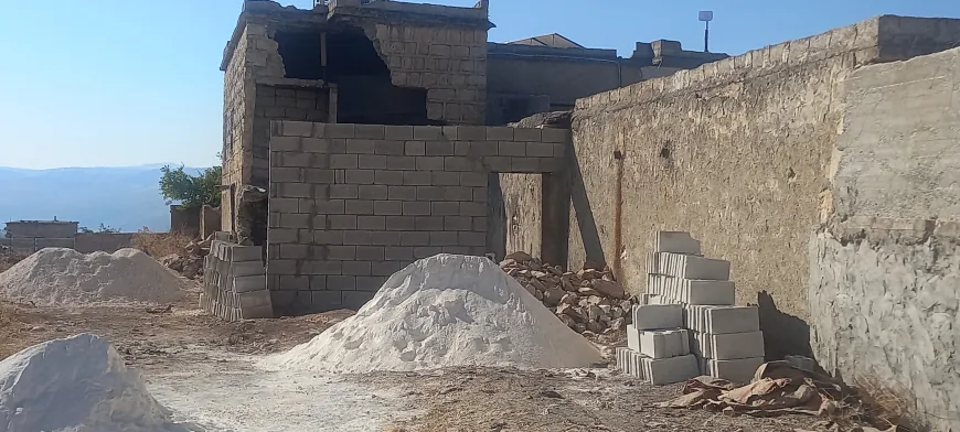 Terugkeerders Afrin beginnen met de wederopbouw van hun huizen