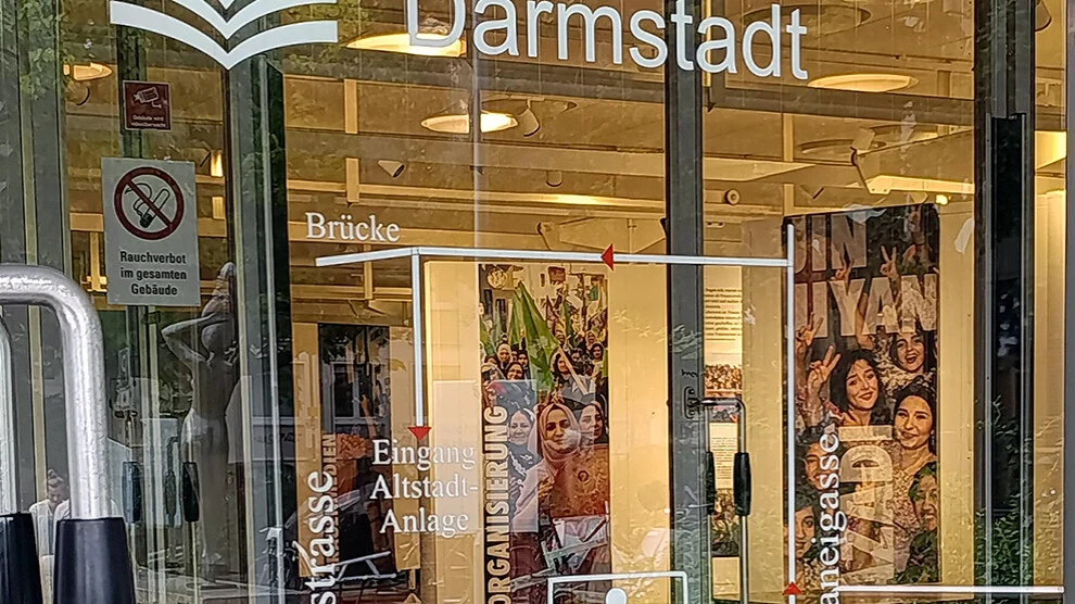 Duitsland: Burgemeester Barbara Akdeniz opent de tentoonstelling „Jin, Jiyan, Azadî“ in Darmstadt