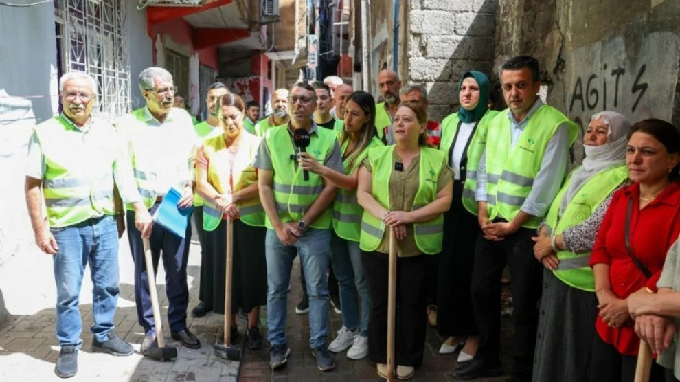 Verlaten gebouwen in Bağlar die door drugsverslaafden werden gebruikt, gesloopt