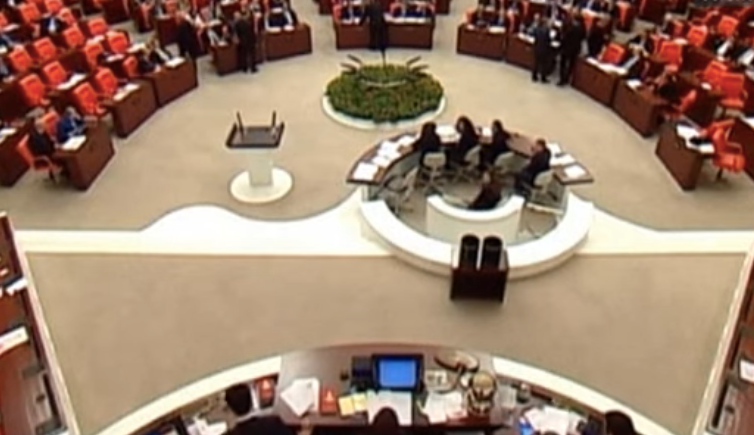 AKP wil ontwerp voor kaderwet woensdag in het parlement indienen