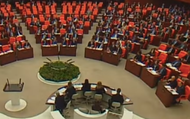 Kaderwet besproken in het Turkse parlement: een mijlpaal voor een vreedzame oplossing
