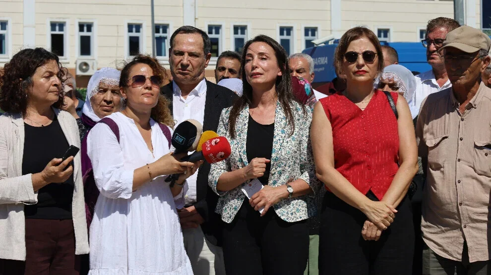 Hatimoğulları bezoekt gevangenen in de gevangenis van Silivri