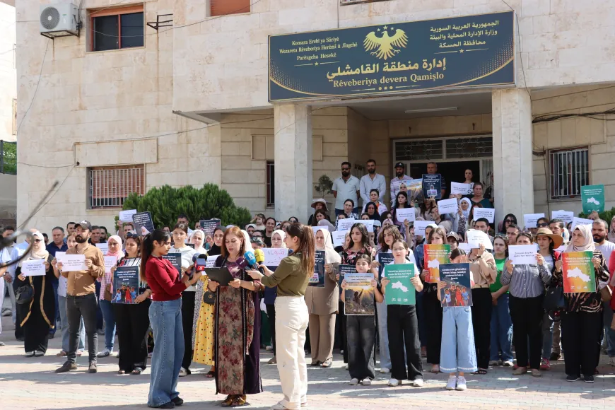 Ouders en leerlingen in Qamishlo dringen aan op een besluit over het onderwijs in de Koerdische taal