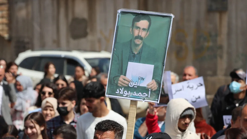 De in Raqqa ontvoerde journalist Ahmet Polad is overgedragen aan Turkije