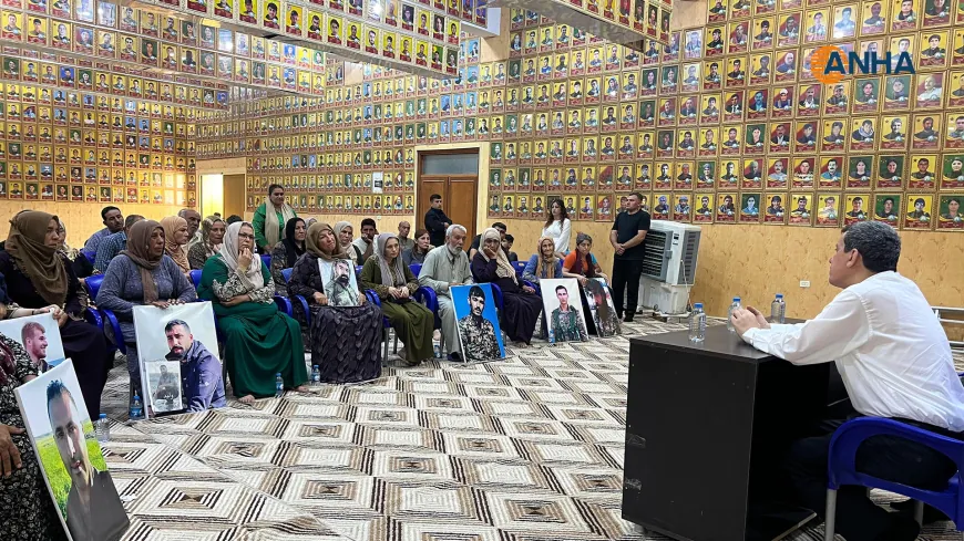 Abdi ontmoet familieleden van gedetineerden, vermisten en martelaren